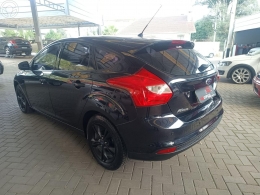 FORD - FOCUS 1.6 S 16V FLEX 4P MANUAL - 2013/2014 - PRETA - R$ 55.900,00