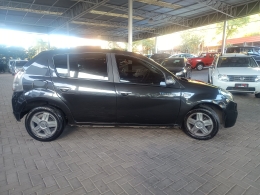 RENAULT - SANDERO - 2013/2014 - Preta - R$ 25.900,00