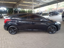 FORD - FOCUS 1.6 S 16V FLEX 4P MANUAL - 2013/2014 - PRETA - R$ 55.900,00