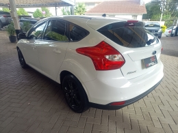 FORD - FOCUS - 2013/2014 - Branca - R$ 55.900,00