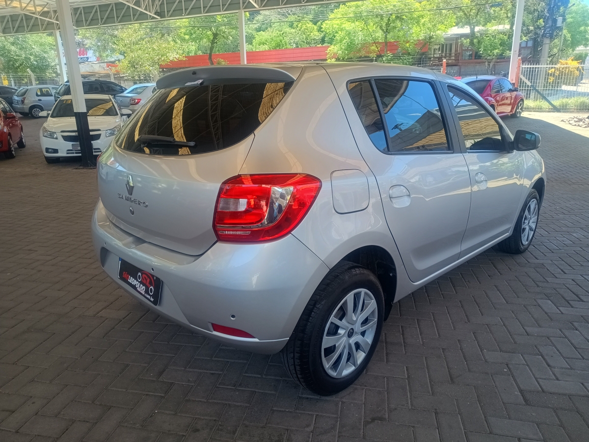 RENAULT - SANDERO - 2017/2018 - Prata - R$ 40.900,00