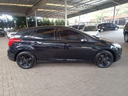 FORD - FOCUS - 2013/2014 - Preta - R$ 55.900,00