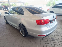 VOLKSWAGEN - JETTA 2.0 TSI HIGHLINE 211CV 4P TIPTRONIC - 2012/2013 - PRATA - R$ 72.900,00