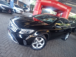 MERCEDES-BENZ - GLA 200 - 2019/2020 - Preta - R$ 135.900,00