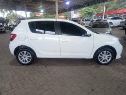 RENAULT - SANDERO - 2015/2016 - Branca - R$ 42.900,00