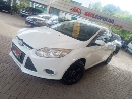 FORD - FOCUS - 2013/2014 - Branca - R$ 55.900,00