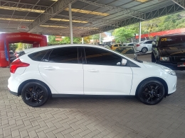 FORD - FOCUS - 2013/2014 - Branca - R$ 55.900,00
