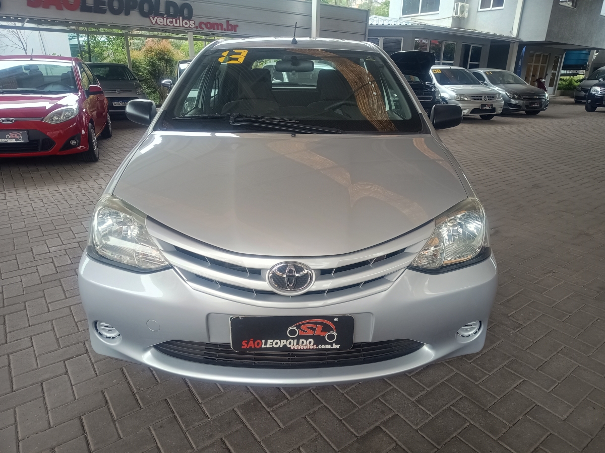 TOYOTA - ETIOS - 2012/2013 - Prata - R$ 41.900,00