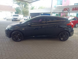 FORD - FOCUS - 2013/2014 - Preta - R$ 55.900,00