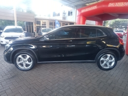 MERCEDES-BENZ - GLA 200 - 2019/2020 - Preta - R$ 135.900,00