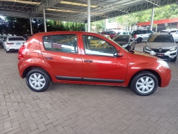 RENAULT - SANDERO - 2011/2012 - Vermelha - R$ 32.900,00