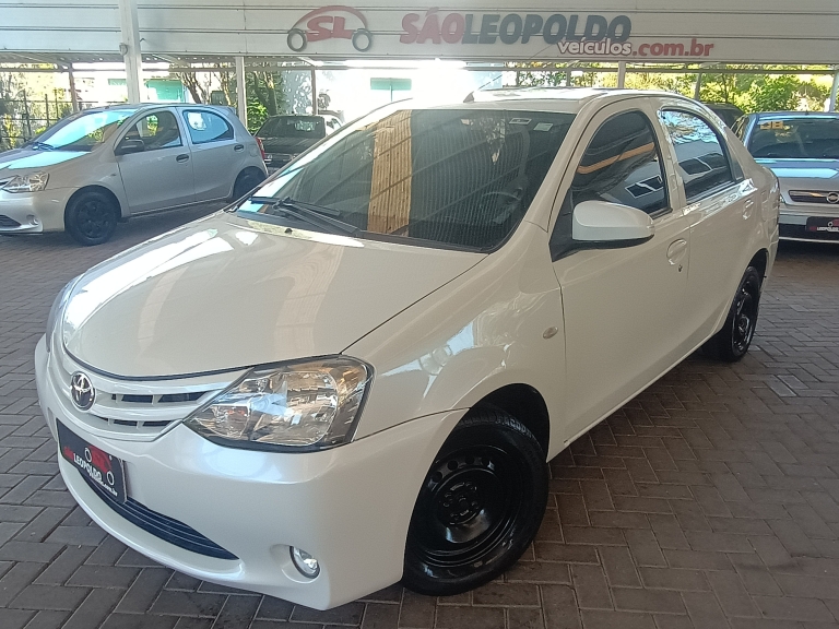 TOYOTA - ETIOS - 2014/2015 - Branca - R$ 36.900,00