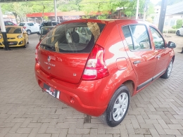 RENAULT - SANDERO - 2011/2012 - Vermelha - R$ 32.900,00