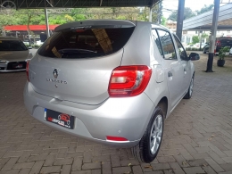 RENAULT - SANDERO 1.0 AUTHENTIQUE 12V FLEX 4P MANUAL - 2014/2015 - PRATA - R$ 37.900,00