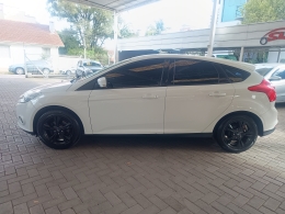 FORD - FOCUS - 2013/2014 - Branca - R$ 55.900,00