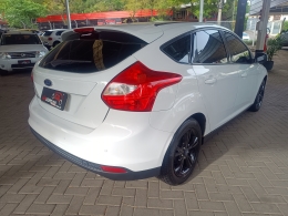 FORD - FOCUS - 2013/2014 - Branca - R$ 55.900,00