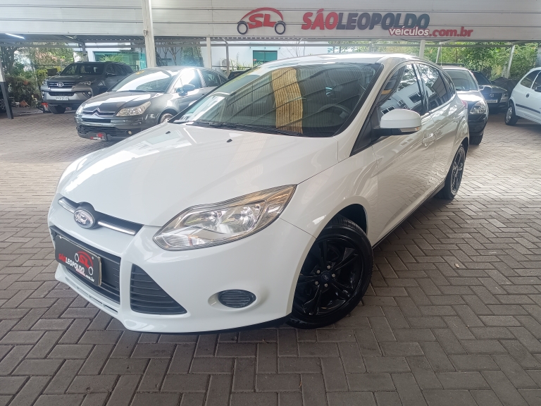 FORD - FOCUS - 2013/2014 - Branca - R$ 55.900,00