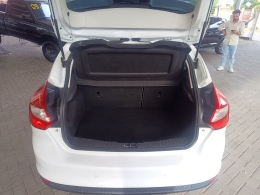 FORD - FOCUS - 2013/2014 - Branca - R$ 55.900,00