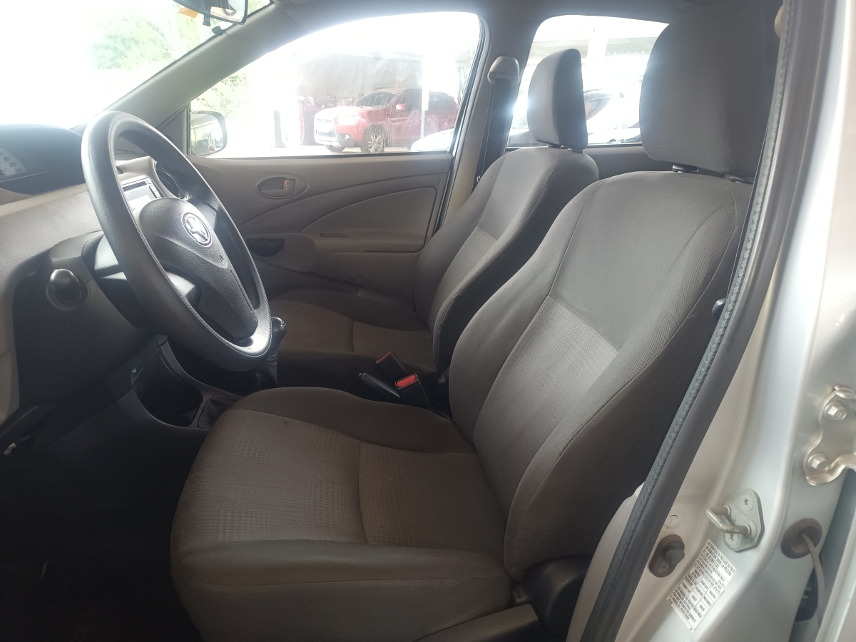 TOYOTA - ETIOS - 2012/2013 - Prata - R$ 41.900,00