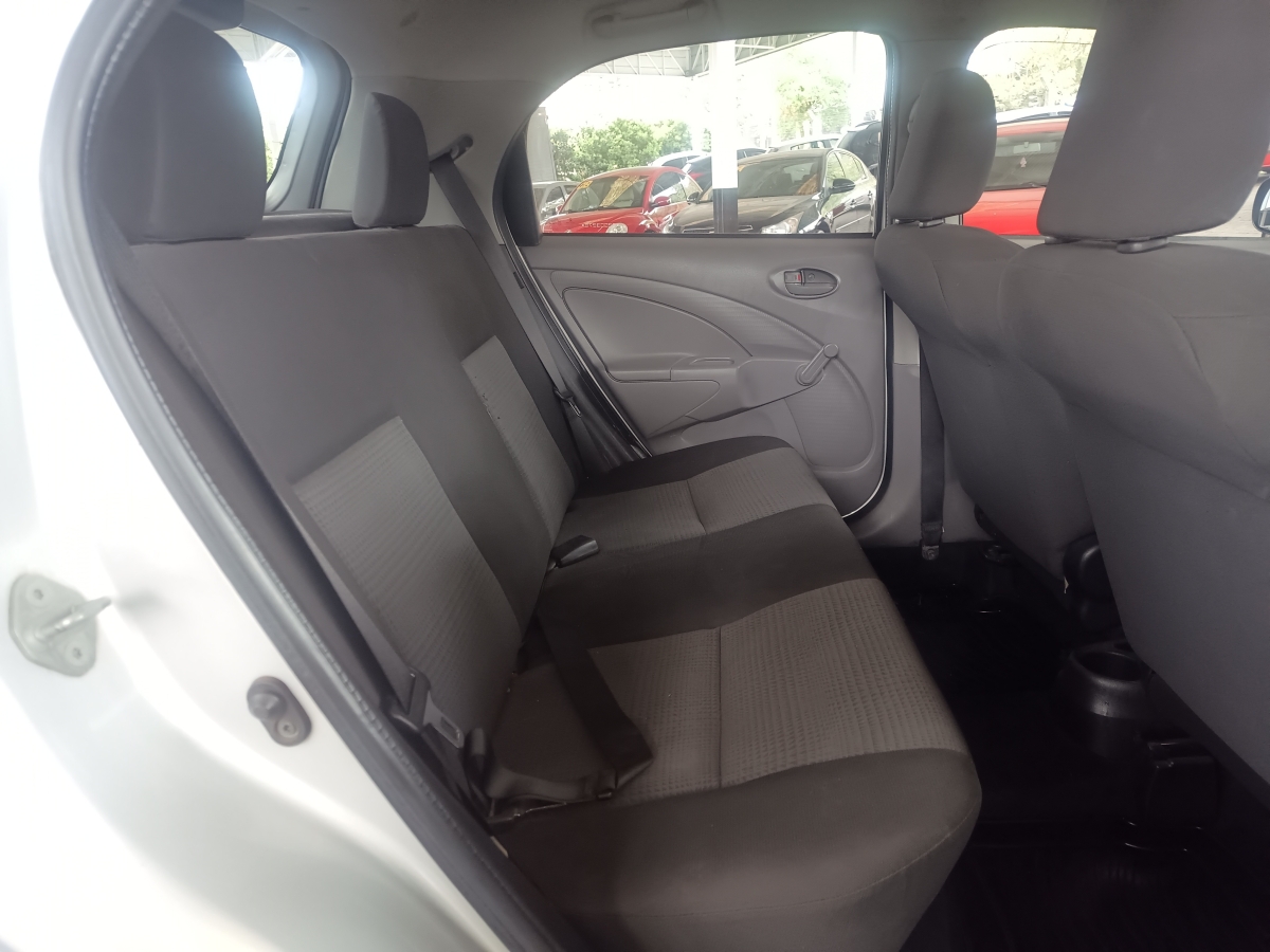 TOYOTA - ETIOS - 2012/2013 - Prata - R$ 41.900,00